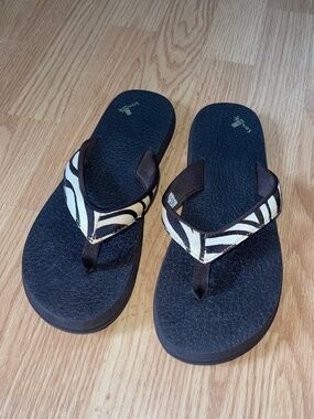 Sanuk Women’s Brown & Ivory Zebra Print Slip On Flip Flops Size 9